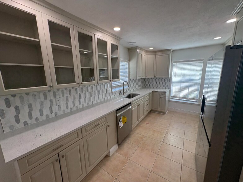 Building Photo - 2301 S San Jose Cir