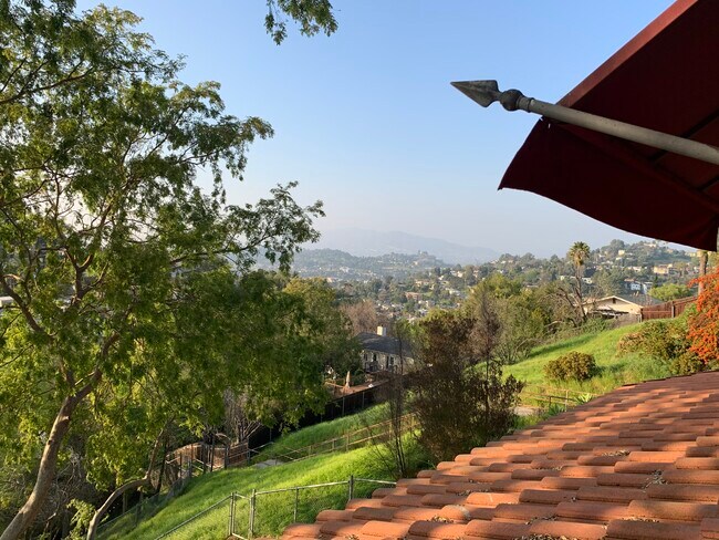 Building Photo - 1638 W Kilbourn St