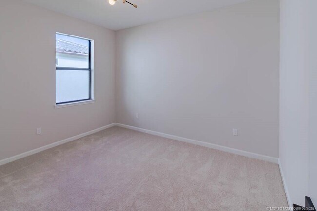 Building Photo - 861 SE Courances Dr