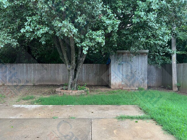 Building Photo - Charming 3 Bedroom