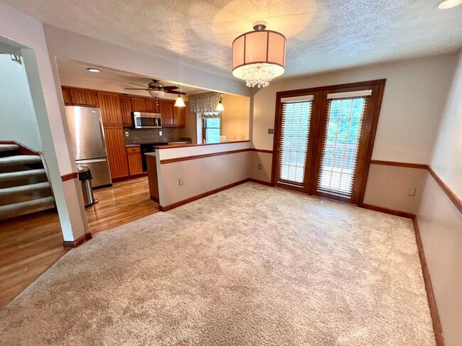 Building Photo - 1256 Queens Dr