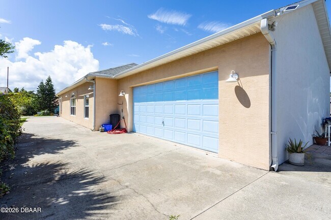 Building Photo - 497 Grandview Ave