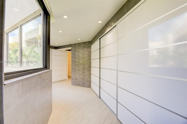 Building Photo - 161 Crandon Blvd