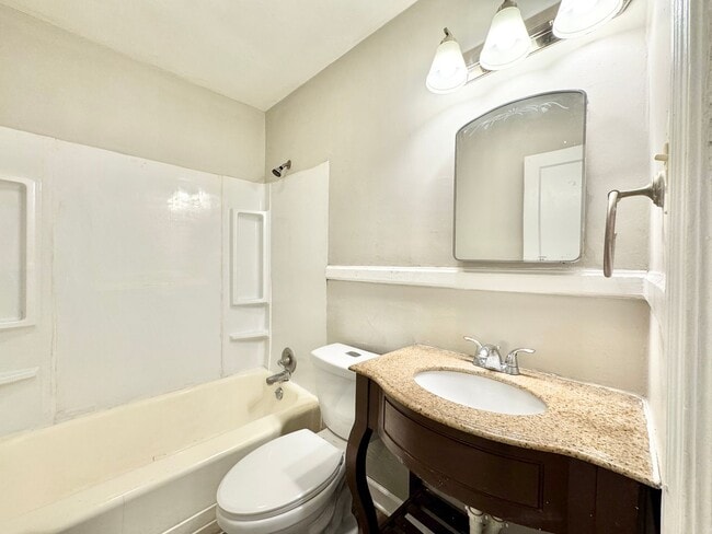 Building Photo - 1006 East Side Dr