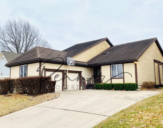 Primary Photo - 625 NE St Andrews Cir