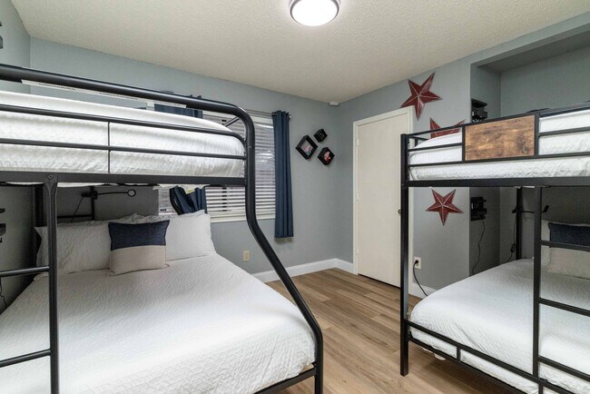 Building Photo - 8467 Willow Creek Dr