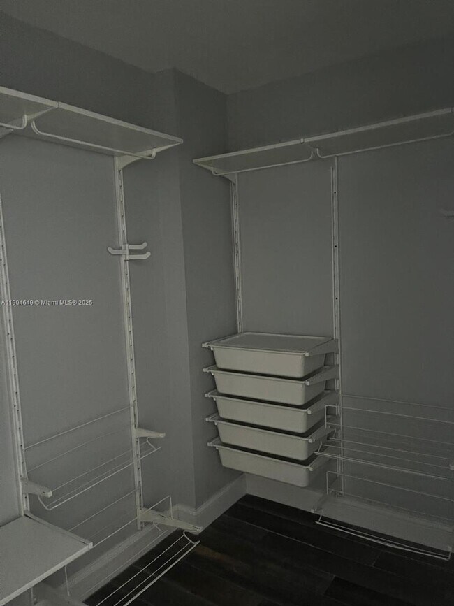 Building Photo - 1700 NW N River Dr