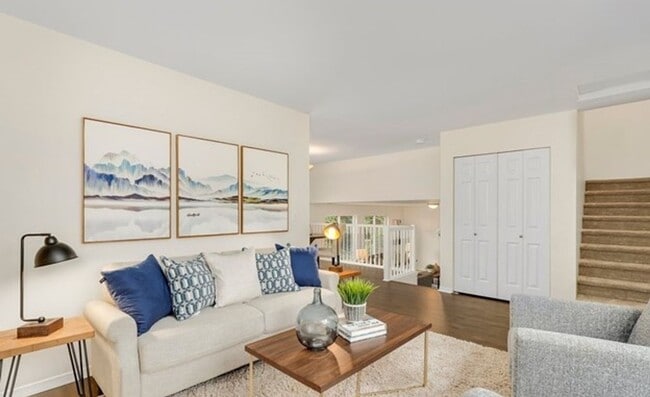 Building Photo - Spacious and Bright Home with 3 Bed and 2.5 Bath