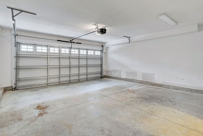 Building Photo - Perfect Location – Gorgeous 4BR/4BA Townho...
