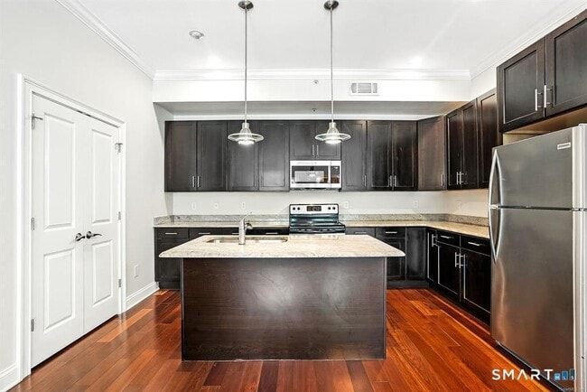 Building Photo - 142 East Ave