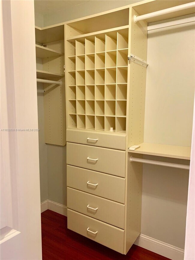 Building Photo - 130 SE 7th St