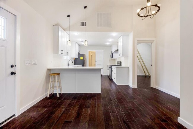 Building Photo - 7511 Carver Ave