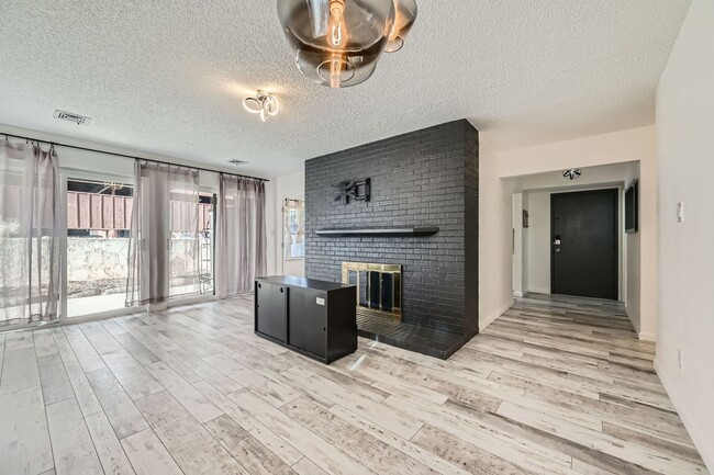 Building Photo - BEAUTIFUL 2 Bed 2 Bath Condo in Boulder- A...