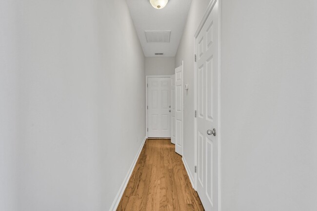 Building Photo - 145 Red Oak Dr