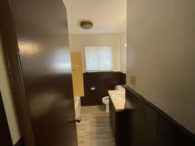 Building Photo - 3 bed, 1  bath, 1 car garage