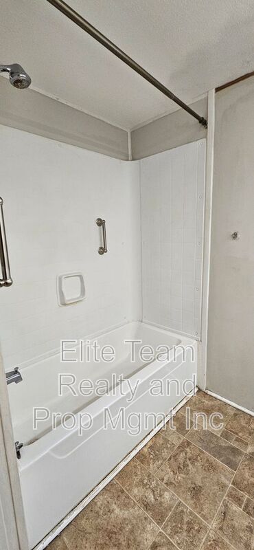 Building Photo - 3103 Cedarvale Rd