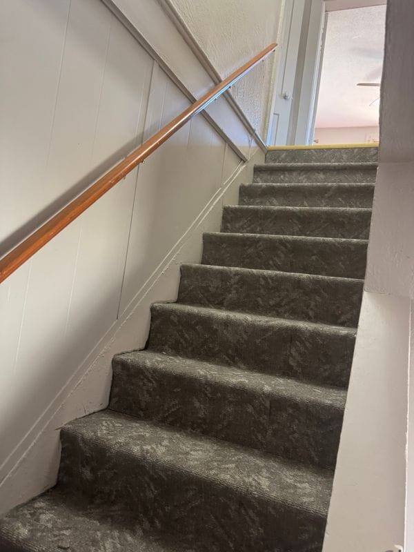 Building Photo - 403 W 6th St