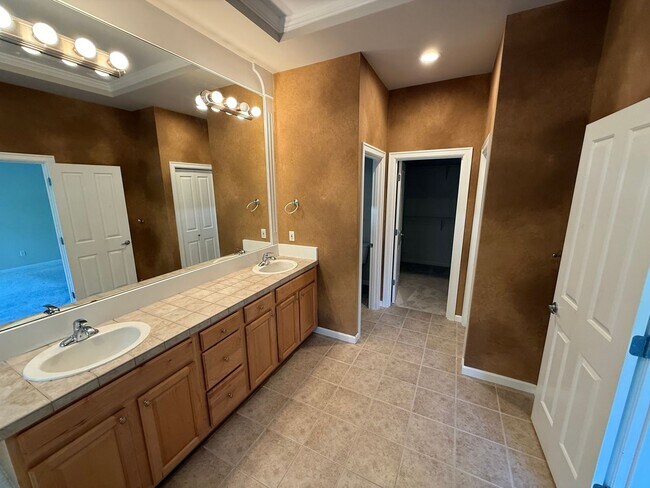 Building Photo - Updated Beautiful Mill Creek Home!