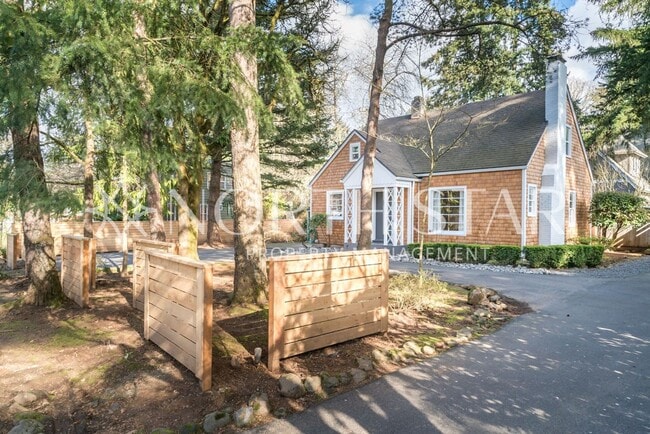 Building Photo - Newly Remodeled Lake Oswego Cottage With Lake Access.