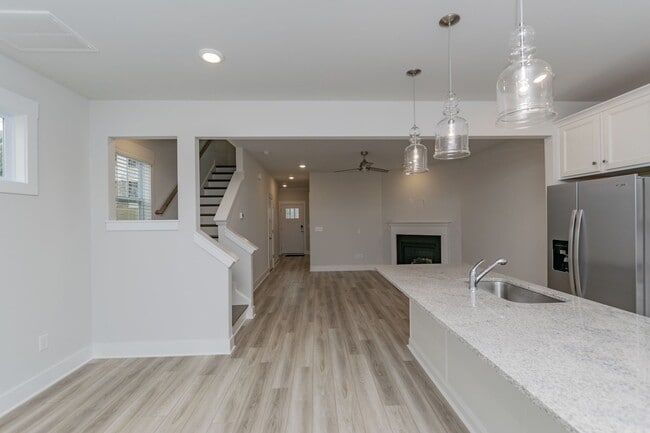 Building Photo - Monte Vista Townhomes