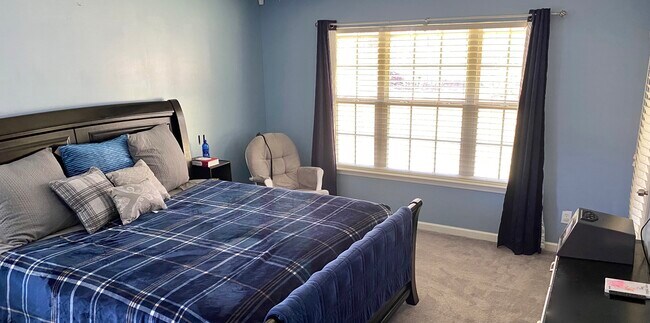 Master Bedroom Suite - 1079 E Poplar St