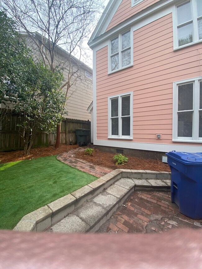 Building Photo - 404 St James St