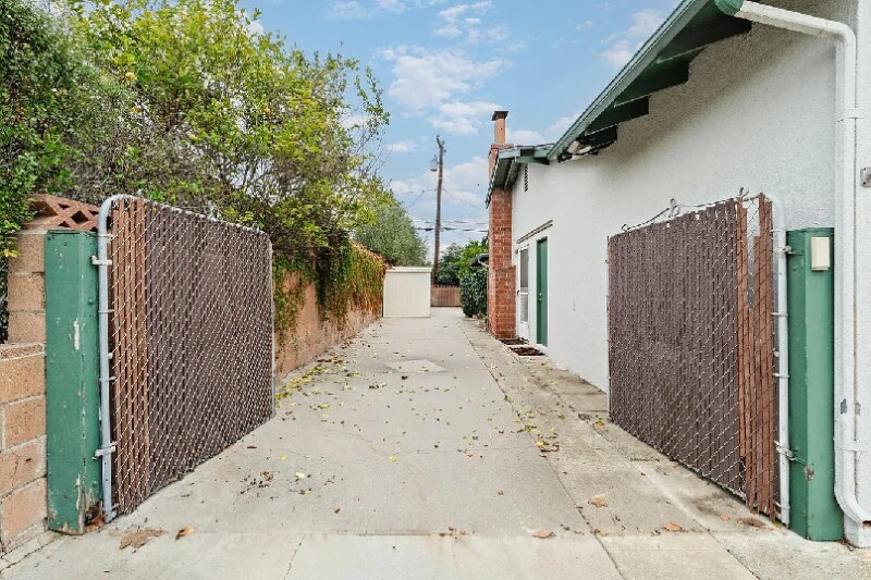 Building Photo - 5651 N Bryn Mawr St