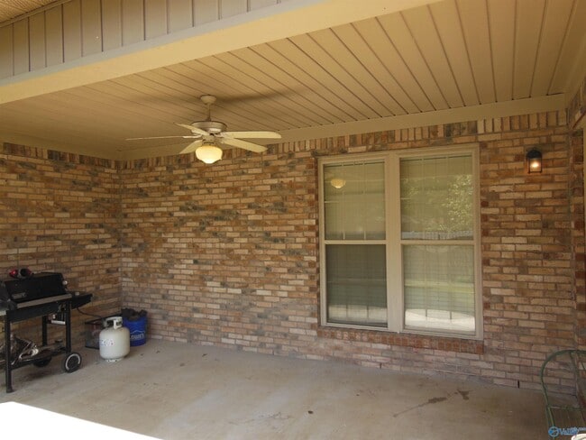 Building Photo - 2604 Little Cove Rd