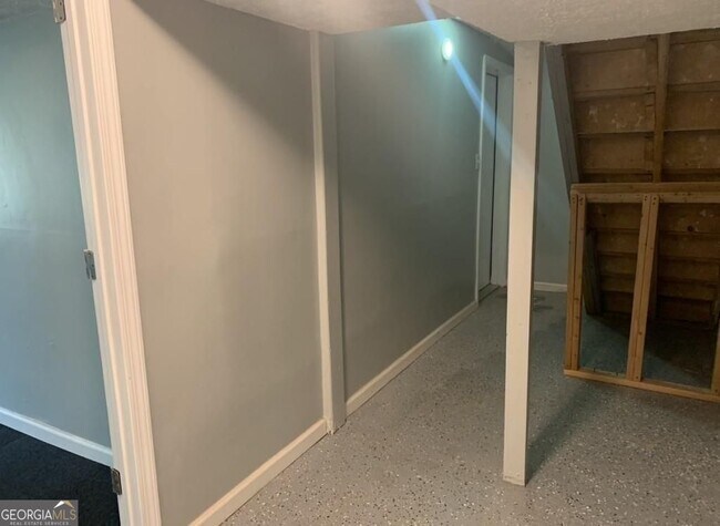 Building Photo - 19 Oak Hill Dr