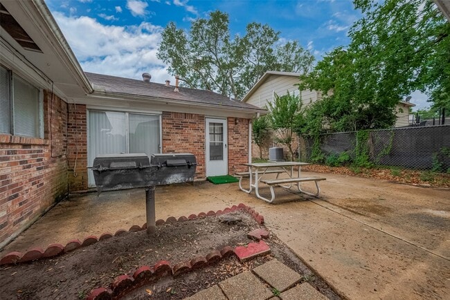 Building Photo - 9126 Willow Meadow Dr