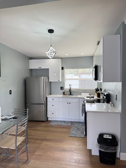 Building Photo - 414 N 60th Way