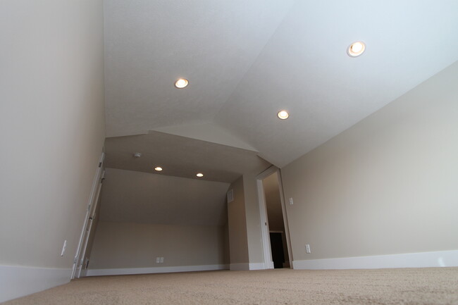 Building Photo - Large 3 bedroom with Open Floor Plan! Clos...