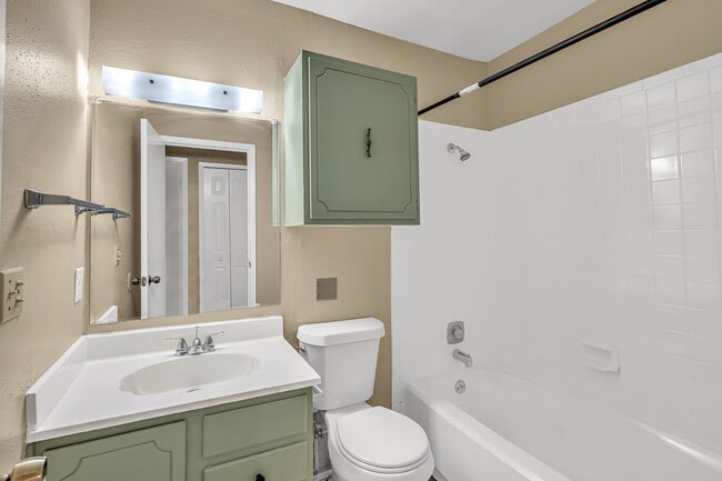 Building Photo - 1325 Bayou Dr