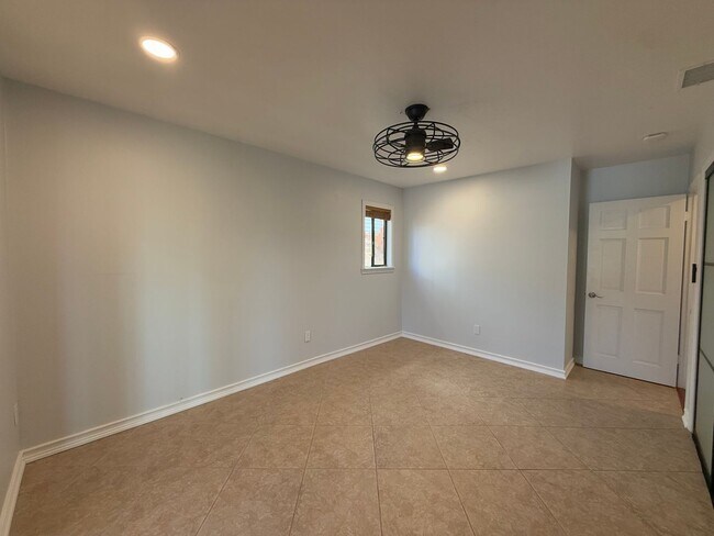 Building Photo - Charming 4BR San Diego Home with Front Dec...