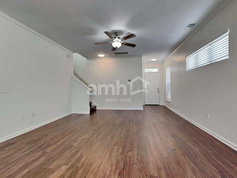 Building Photo - 625 Summer Hill Way