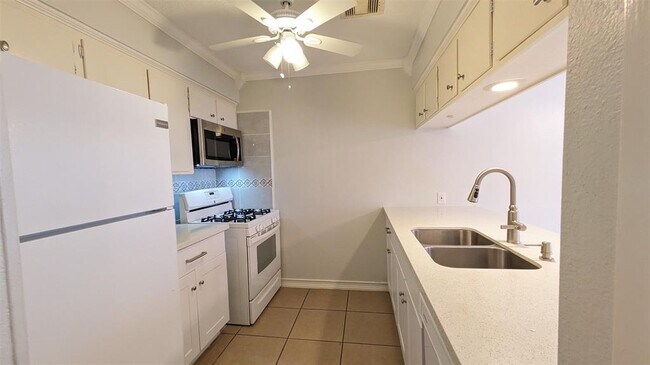 Building Photo - 44 W Tri Oaks Ln