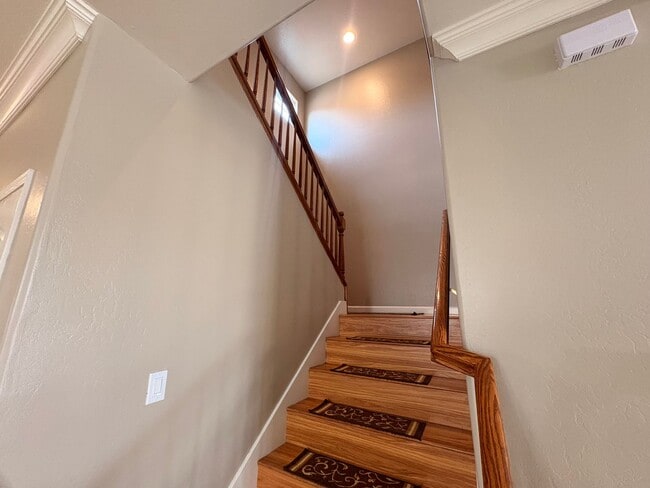 Building Photo - Lovely 5 Bedroom Home