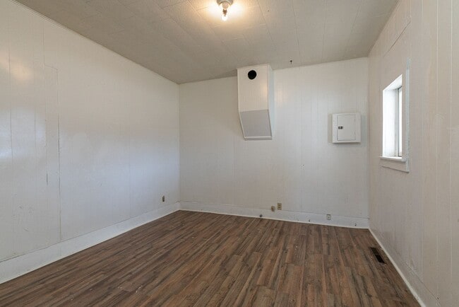Building Photo - 2 Bedroom | 1 Bathroom | With a Large Deta...