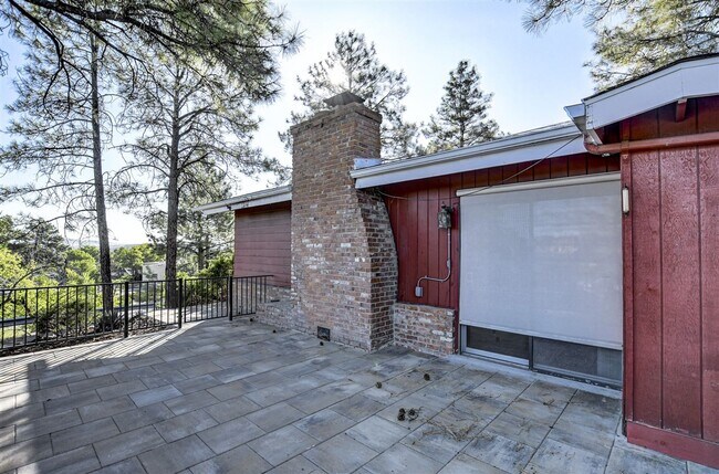 Building Photo - 2 Bed + possible 3rd, 2 Bath Home Close to...
