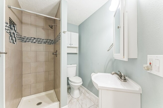 Building Photo - $500 gift card with lease by 9/1/25. Water...