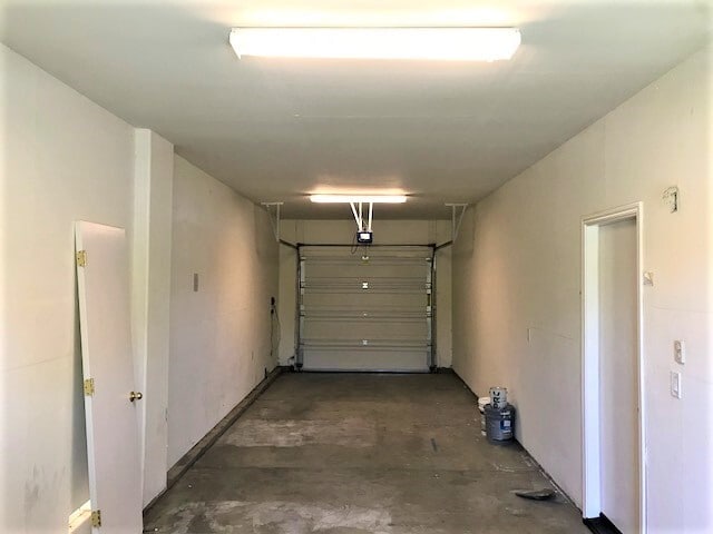 Building Photo - UPDATED 3 BED, 2.5 BATH, 1127 SQ FT