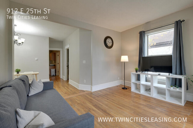 Building Photo - Updated 3 bed, 1 bath Apartment - With on-...