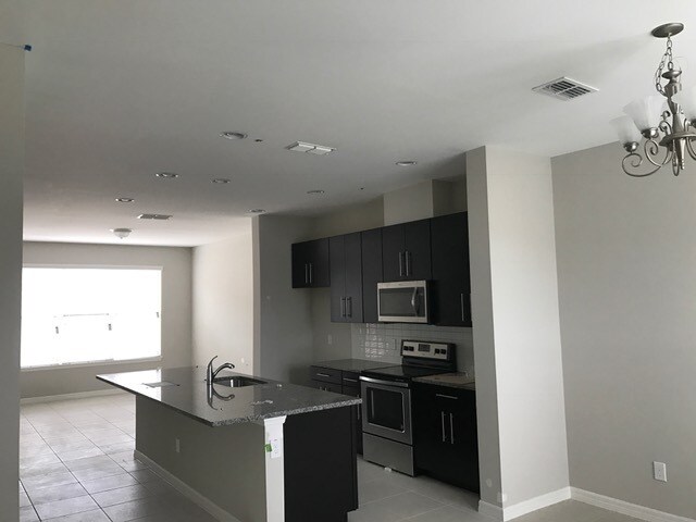 Building Photo - 3 bedroom and 2 bathrooms townhome