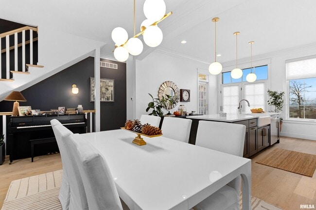 Building Photo - 824 W Moss Ave