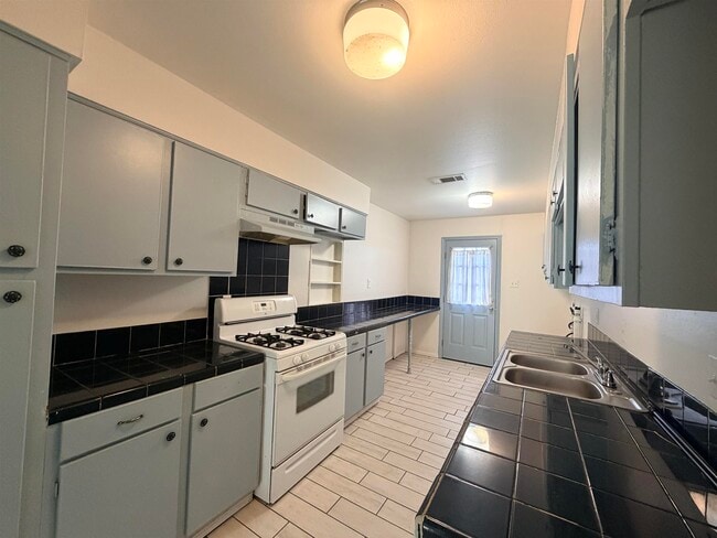 Building Photo - 699 Banyan Ct
