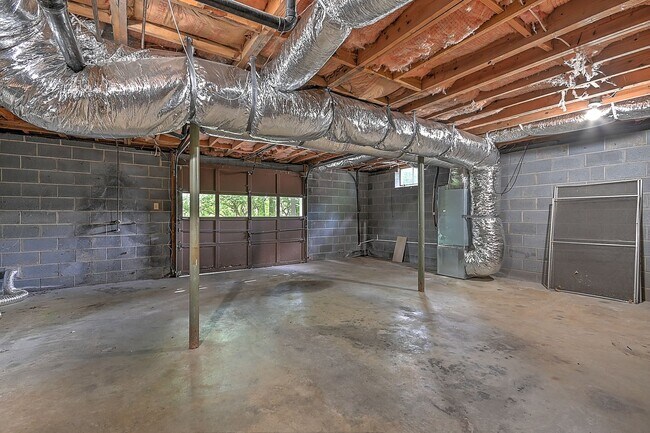 Building Photo - 252 Wildwood Dr