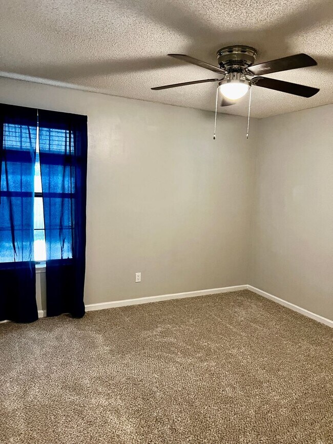 Building Photo - 3/2 with fenced in yard!