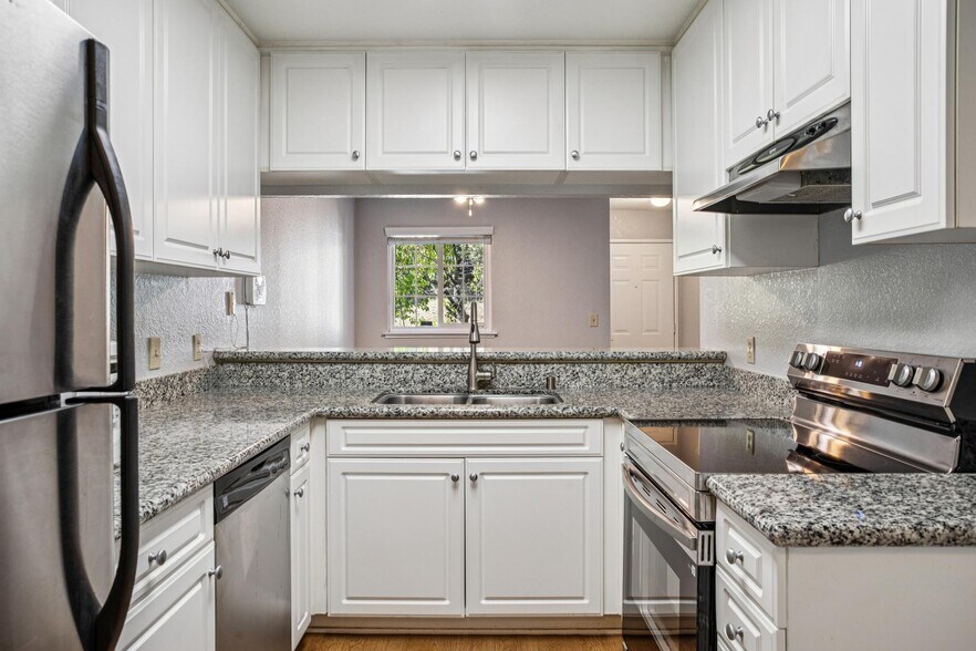 Building Photo - 600 Canyon Oaks Dr