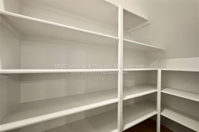 Building Photo - Move into Oak Ridge Falls Townhomes! DECEMBER RENT FREE!!