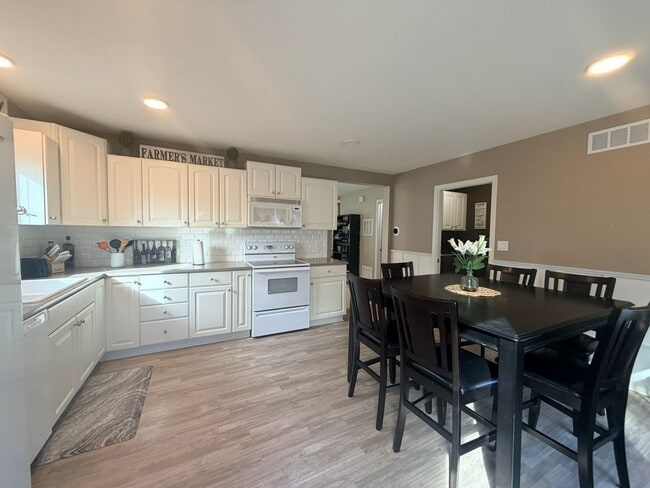 Building Photo - Furnished house for rent